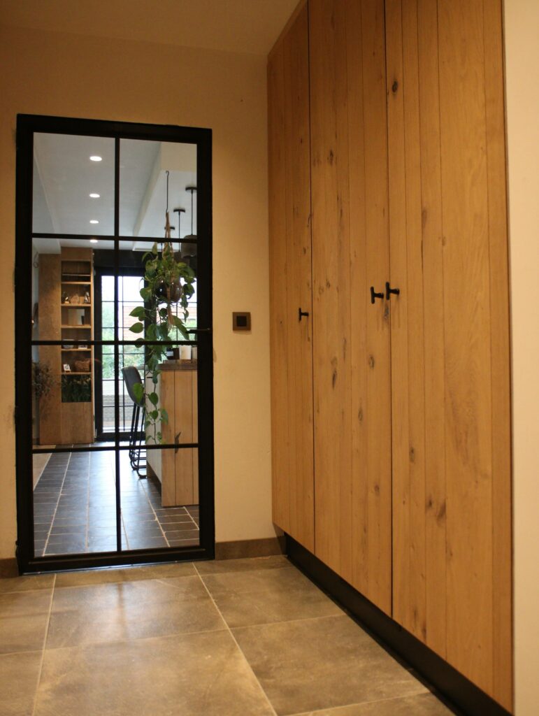 Houten kast en deurframe