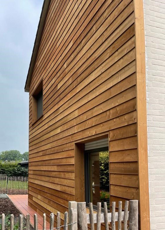 Houten buitenmuur aan de wand van een huis